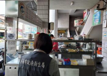 臺南市衛生局針對百貨公司、大賣場美食街及夜市加強查核，保障民眾食得安心！