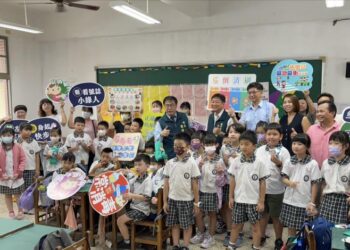 開學日喜迎學子健康平安上學! 市長黃偉哲到校關心校園防疫工作及通學安全 開學日喜迎學子健康平安上學! 市長黃偉哲到校關心校園防疫工作及通學安全