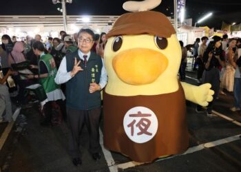 暑假最後一波!黃偉哲市長攜手「夜奇鴨」快閃大東夜市和大東東夜市 現場發放限量50元夜市券 共度歡樂夏夜 暑假最後一波!黃偉哲市長攜手「夜奇鴨」快閃大東夜市和大東東夜市 現場發放限量50元夜市券 共度歡樂夏夜