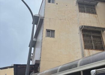 高雄前鎮興陽街民眾屋頂修漏 摔傷送醫不治 高雄前鎮興陽街民眾屋頂修漏 摔傷送醫不治