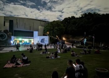 血月壯麗登場 千人聚南瀛天文館、直播點閱破10萬 血月壯麗登場 千人聚南瀛天文館、直播點閱破10萬