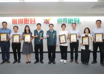 臺南市防災校園建置獲獎 教育局及7校市政會議獻獎 市長黃偉哲肯定優異表現 臺南市防災校園建置獲獎 教育局及7校市政會議獻獎 市長黃偉哲肯定優異表現
