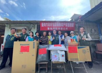 黃偉哲市長慰問西港區受災獨老 社會局協力修復家園助長者重回舒適生活 黃偉哲市長慰問西港區受災獨老 社會局協力修復家園助長者重回舒適生活
