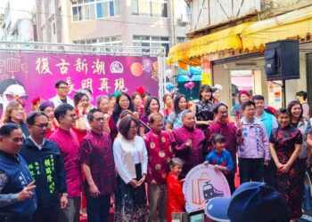 長明商圈旗袍美人踩街由新古典美人藝術旗袍聯誼會、緣715、高雄揪出遊、94旗袍、花旗仙子、主題群等團隊溫暖登場! 長明商圈旗袍美人踩街由新古典美人藝術旗袍聯誼會、緣715、高雄揪出遊、94旗袍、花旗仙子、主題群等團隊溫暖登場!