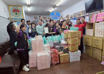 漁船邊的驚喜！移民署屏東服務站寒冬送暖 漁工滿載物資樂開懷