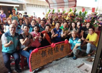 安平區蕭泰華區長及各里長致贈模範母親匾額