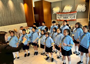 高雄客家兒童合唱團拜會東京客家崇正公會 藍衫鑰匙圈傳遞鄉情
