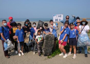 守護海洋 南市水環境志工漁光島淨灘