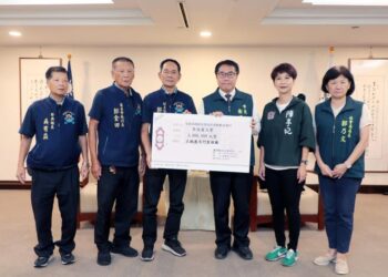 黃偉哲感謝正統鹿耳門聖母廟捐贈300萬元 攜手助災民重建家園 黃偉哲感謝正統鹿耳門聖母廟捐贈300萬元 攜手助災民重建家園