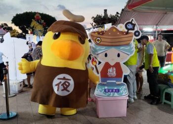 因應災後重建 「夜奇鴨」與「月津八景」前進鹽水夜市 黃偉哲市長親臨現場發放銅板抵用券 因應災後重建 「夜奇鴨」與「月津八景」前進鹽水夜市 黃偉哲市長親臨現場發放銅板抵用券