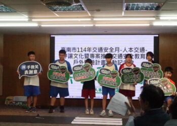 交通安全教育向下扎根 臺南市長黃偉哲與師生代表共同宣誓「車輛慢看停 行人安全行」 交通安全教育向下扎根 臺南市長黃偉哲與師生代表共同宣誓「車輛慢看停 行人安全行」