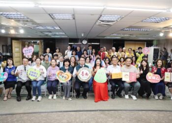 中秋送暖！黃偉哲感謝青果西施、馬可先生捐千盒禮盒挺柚農助弱勢