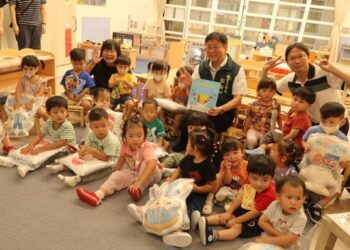 布可小星球閱讀啟蒙! 南市教育局長鄭新輝與幼兒共享繪本說故事時光 布可小星球閱讀啟蒙! 南市教育局長鄭新輝與幼兒共享繪本說故事時光