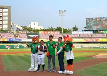 2024統一獅復古季主題月首場周末賽事登場 黃偉哲市長致贈伴手禮，歡迎百勝強投謝長亨回臺南同樂