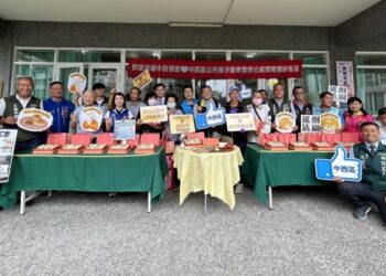 「烘焙送暖・中秋傳愛」中西區公所攜手南美里辦公處製作愛心鳳梨酥贈送區內獨居長輩。 「烘焙送暖・中秋傳愛」中西區公所攜手南美里辦公處製作愛心鳳梨酥贈送區內獨居長輩。