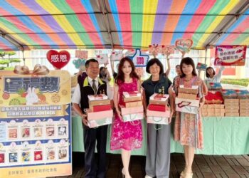 黃偉哲促銷身障團體秋節禮盒 三三讀書會陳苡銜會長採購捐贈風災居民 以行動支持身心障礙團體 促進公益循環 黃偉哲促銷身障團體秋節禮盒 三三讀書會陳苡銜會長採購捐贈風災居民 以行動支持身心障礙團體 促進公益循環