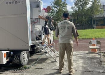 臺南送暖到花蓮 行動沐浴車與物資抵達災區 陪伴災民渡難關 臺南送暖到花蓮 行動沐浴車與物資抵達災區 陪伴災民渡難關
