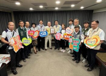 南巿府巿政顧問徐修齊公益傳愛 黃偉哲頒發卓越市民表揚