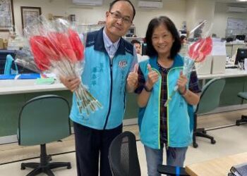 溫馨感恩月~安平區長蕭泰華親送火鶴花，祝大家母親節快樂