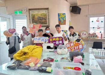 黃偉哲培訓脫貧縫紉師 翻轉手心轉助人 回饋社區長者與偏區學童 黃偉哲培訓脫貧縫紉師 翻轉手心轉助人 回饋社區長者與偏區學童
