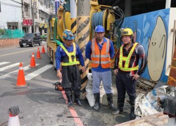 同島一命!黃偉哲市長指示水利局調度高壓吸泥車挺進花蓮 助災區復原 同島一命!黃偉哲市長指示水利局調度高壓吸泥車挺進花蓮 助災區復原