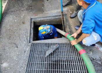 黃偉哲市長再度指派水利局高壓吸泥機赴花蓮光復鄊協助清除下水道污泥,盼早日恢復正常生活 黃偉哲市長再度指派水利局高壓吸泥機赴花蓮光復鄊協助清除下水道污泥,盼早日恢復正常生活