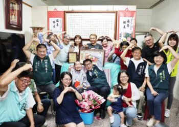 黃偉哲重陽前夕慰訪善化百歲人瑞 親獻祝福盼長輩健康樂活 黃偉哲重陽前夕慰訪善化百歲人瑞 親獻祝福盼長輩健康樂活