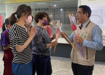 黃偉哲市長贈送火鶴花　提前祝福全市媽媽母親節快樂