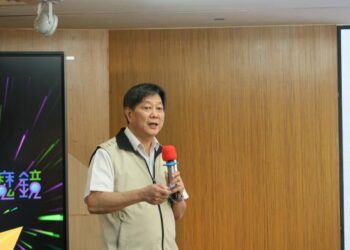 「魔鏡魔鏡.請給我生成式AI學習」臺南市長黃偉哲宣布智慧魔鏡-生成式AI數位學習平台正式啟用 「魔鏡魔鏡.請給我生成式AI學習」臺南市長黃偉哲宣布智慧魔鏡-生成式AI數位學習平台正式啟用