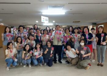 民政局長母親節親贈火鶴花「乎好」、吃米糕粥「甜滋滋」 民政局長母親節親贈火鶴花「乎好」、吃米糕粥「甜滋滋」