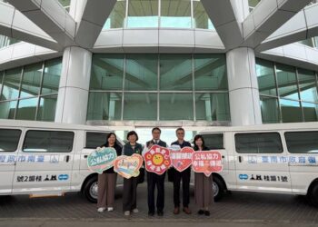 桂盟關懷公益基金捐贈2輛復康巴士 黃偉哲感謝為身障朋友提供便捷接送服務