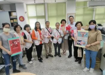 中西區蔡區長致贈母親節花禮,公所同仁感受溫馨滿滿。 中西區蔡區長致贈母親節花禮,公所同仁感受溫馨滿滿。