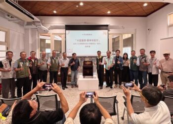 中西區圖書館聯合木雕師打造全臺首座「茄苳入石柳」書車