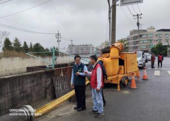 鳳凰颱風來襲黃偉哲市長馬不停蹄視察海堤、抽水站、區域排水及沙洲復育工程 鳳凰颱風來襲黃偉哲市長馬不停蹄視察海堤、抽水站、區域排水及沙洲復育工程