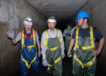 迎戰巴威颱風 黃偉哲著「青蛙裝」下水道縱走檢視清淤排水、防洪整備狀況