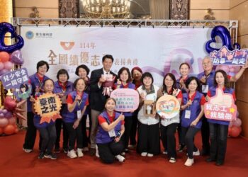 南市家防中心志工隊榮獲全國績優團隊 黃偉哲致贈花束感謝志工多年奉獻 南市家防中心志工隊榮獲全國績優團隊 黃偉哲致贈花束感謝志工多年奉獻