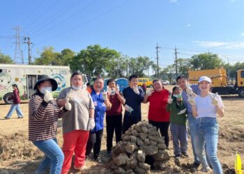 薯香飄揚的共融時光 黃偉哲市長邀身障家庭體驗焢窯樂趣 薯香飄揚的共融時光 黃偉哲市長邀身障家庭體驗焢窯樂趣