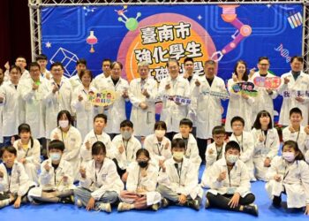 從顯微觀察到基礎電路 臺南攜手臺師大辦科學實驗營 帶領學生深入了解科學原理 從顯微觀察到基礎電路 臺南攜手臺師大辦科學實驗營 帶領學生深入了解科學原理