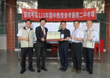 臺南國中教育會考首日 各考場秩序良好 葉澤山副市長慰勉試務工作人員 為考生加油打氣