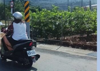 腳踏墊置放嬰童太危險 湖內警分局籲家長安全乘載 腳踏墊置放嬰童太危險 湖內警分局籲家長安全乘載