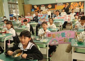 臺南推動「吃在地、惜食材、愛地球」 市長黃偉哲與學童共享在地臺灣鯛午餐