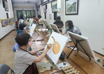 鎮北學堂油畫班開課 畫家里長悠活彩繪