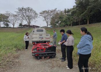 黃偉哲市長推動智能導入 水利局試辦智慧機器人除草