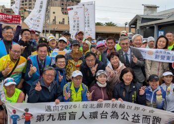 黃偉哲肯定盲人環台為公益而跑　愛心募年菜　溫暖送進臺南家庭