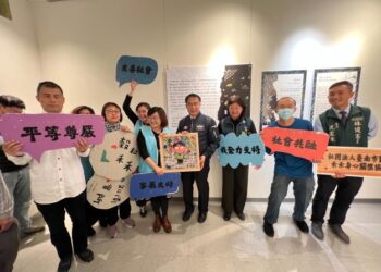 黃偉哲參觀知南會所藝術展 支持精神障礙者與社會對話