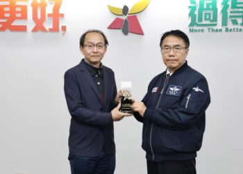 AI驅動PBL永續教育 臺南崇學國小勇奪 2025「未來教育 臺灣 100」特別獎 市長黃偉哲肯定
