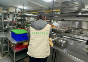 民眾於社群媒體反映餐飲業者所製售餐食有衛生疑慮，南市衛生局說明稽查結果