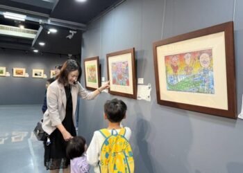 藝術點亮偏鄉最美校園 「藝童想像」樹人國小師生版畫展新營溫馨登場