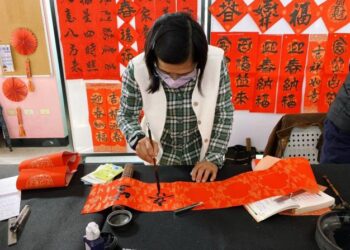 龍馬精神開景運，墨香書影賀新春！ 到安平圖書館借書，即可獲贈由研墨書會書法老師現場揮毫的春聯。讓您策馬入書林，翰墨迎新歲！