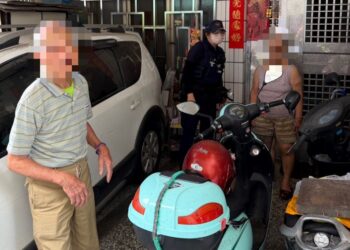 失智老翁烈日下迷途徘徊 崇蘭暖警平安護送返家 失智老翁烈日下迷途徘徊 崇蘭暖警平安護送返家